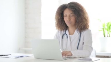 Laptop Sallayan Kafalı Afrcian Doctor Evet İşareti 