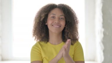 Mutlu Afrikalı Kadın alkışlıyor, alkışlıyor 