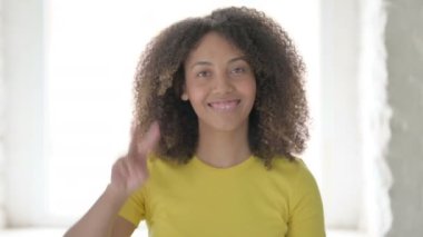 Afrikalı Kadın Parmak ile Zafer İşareti Gösteriyor