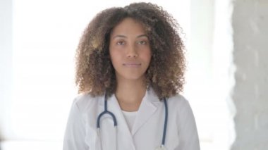 Afrcian Doktoru Başparmaklarını Aşağı Gösteriyor