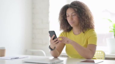 İşteki Akıllı Telefon 'da Afrikalı Kadın İnternet Taraması