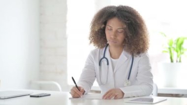 Klinikte Kağıt Yazarken Doktor Düşünüyor