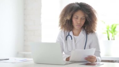 Klinikte Otururken Doktor Belgeleri Okuyor