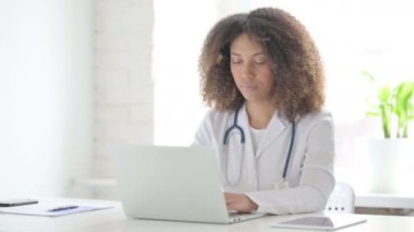 Klinikteki Laptop 'ta çalışan Afrcian Doctor
