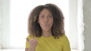 Kızgın Afrikalı Kadın Bağırıyor ve Bağırıyor