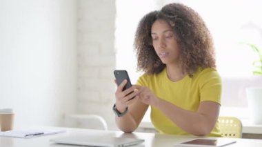 Akıllı telefonda Başarı Kutlaması Yapan Afrikalı Kadın