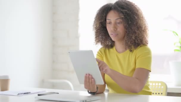 Mulher Africana usando Tablet enquanto está sentado no escritório — Vídeo de Stock