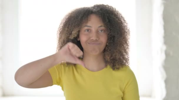 Afrikai nő mutatja hüvelykujját lefelé Gesztus — Stock videók