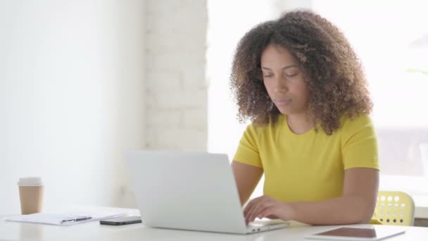 ノーサインとしてノートパソコンの揺れ頭を持つアフリカの女性 — ストック動画