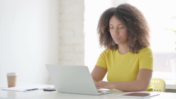 Africká žena myšlení při používání notebooku — Stock video