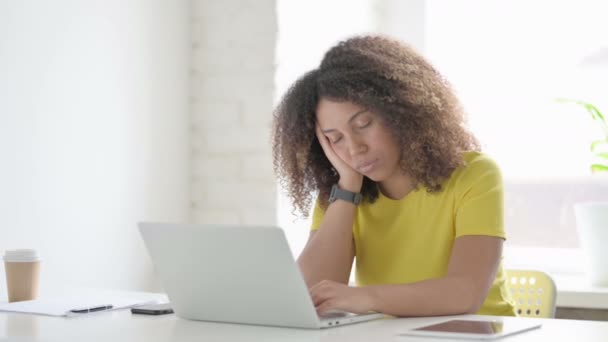 Afrikaanse vrouw slapen terwijl zitten in kantoor met laptop — Stockvideo