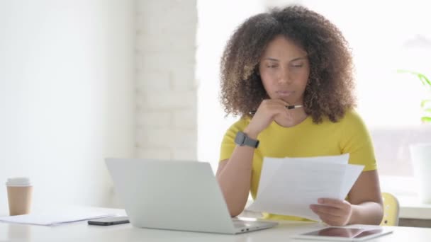 Africká žena s notebookem mají ztrátu při čtení dokumentů — Stock video