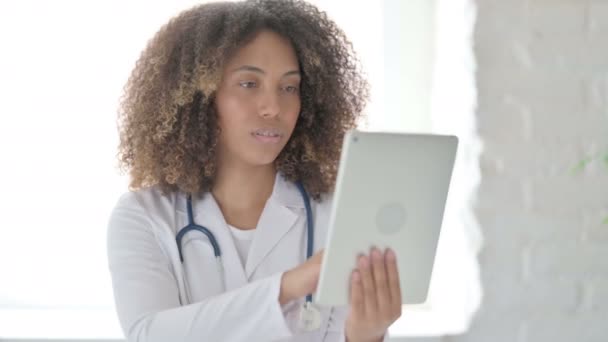 Afrcian Arts die Tablet gebruikt in de kliniek — Stockvideo