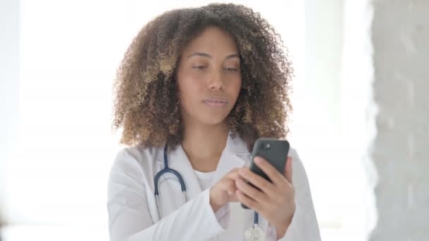 African Doctor Przeglądanie Internetu na smartfonie — Wideo stockowe