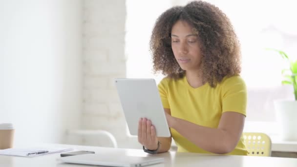 Afrikaanse vrouw viert succes op tablet in kantoor — Stockvideo