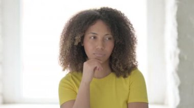 Düşünen Afrikalı Kadın Yeni Bir Fikir Buluyor