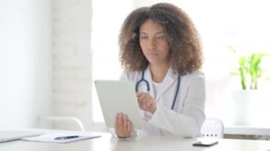 Afrcian Doctor Klinikteki Tabletten Video Çağrısı Yapıyor 