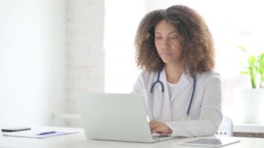 Afrcian Doktor Klinikteki Laptop 'ta Video Konuşması