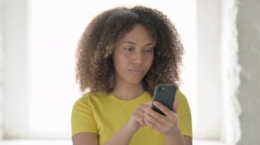 Akıllı Telefondaki Kaybına Afrikalı Kadın Tepki Veriyor