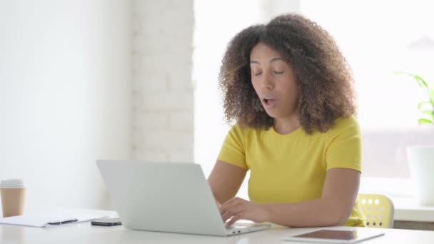 Africká žena kašel při použití notebooku v kanceláři — Stock video