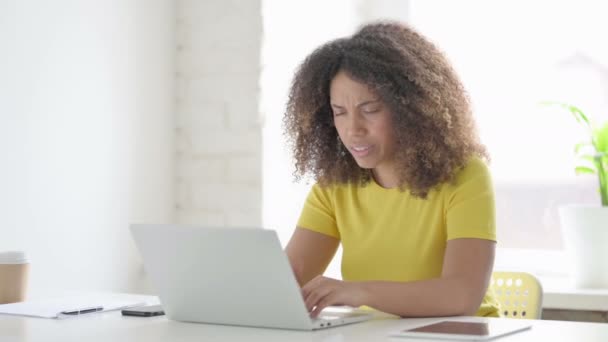 Africká žena křičí při používání notebooku — Stock video