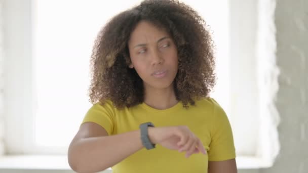 Wartende Afrikanerin überprüft Zeit auf Armbanduhr — Stockvideo