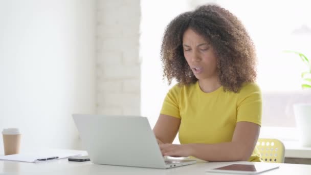 Afrikanerin hat Schmerzen am Handgelenk, während sie Laptop im Büro benutzt — Stockvideo