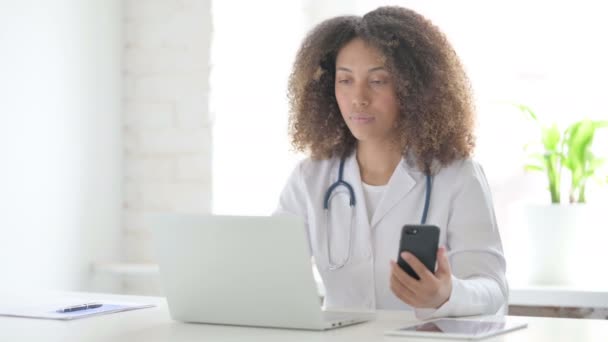 アフリカの医師が電話で話し、ノートパソコンを使って — ストック動画