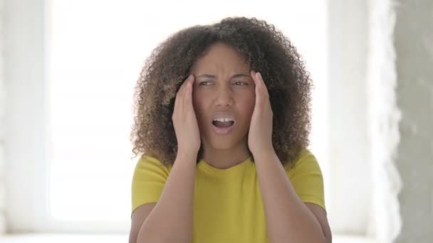 Mujer africana con dolor de cabeza, dolor de cabeza — Vídeo de stock