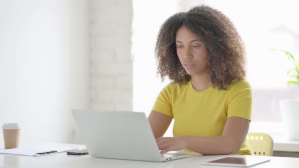 Afrikaanse vrouw met rugpijn tijdens het gebruik van laptop in Office — Stockvideo