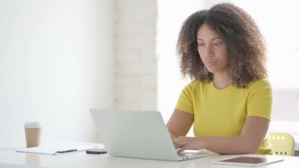 Africká žena reaguje na ztrátu na notebooku — Stock video