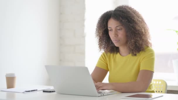 Donna africana che ha mal di testa mentre lavora sul computer portatile — Video Stock
