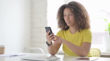 Afrikalı Kadın İş Yerinde Telefonda Konuşuyor