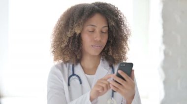 Afrcian Doktor Telefonda Konuşuyor