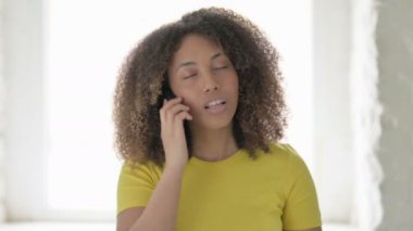 Akıllı telefondan kızgın Afrikalı Kadın Konuşuyor
