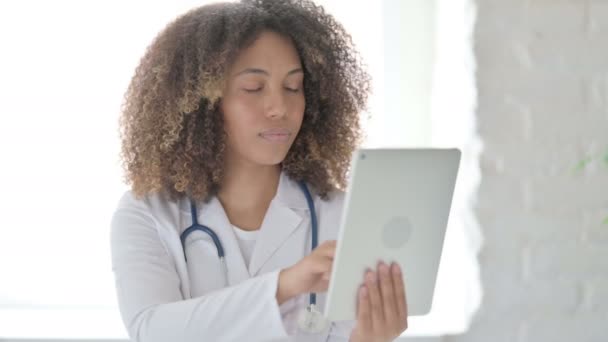 Wideo Call on Tablet by Afrcian Lekarz w klinice — Wideo stockowe
