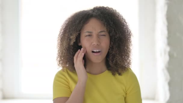 Bolnavă africană femeie având dureri de dinți — Videoclip de stoc