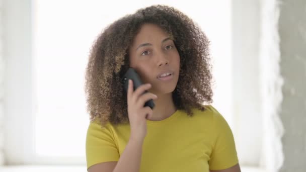 Африканская женщина разговаривает по телефону — стоковое видео