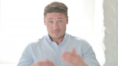 Kamerayı ve Daveti Gösteren Adamın Portresi 