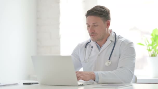 Manlig läkare skakar huvudet som inget tecken när du använder laptop i Office — Stockvideo