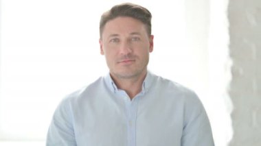 Kameraya gülümseyen adamın portresi 