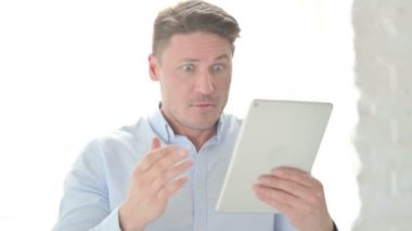 Ciddi Afrikalı Kadın Kameraya Bakıyor