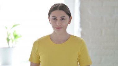 Baş Parmak İşareti Gösteren Kadın Portresi 