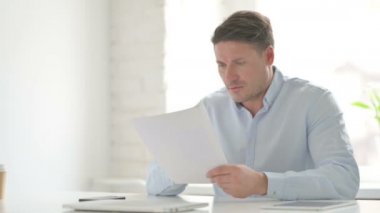 Ofisteki Belgeleri Okurken Adam Sinirlendi