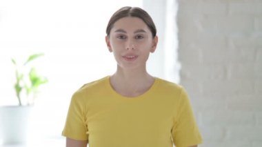 Kafasını Sallayan Kadın Portresi Evet İşareti, Onaylama