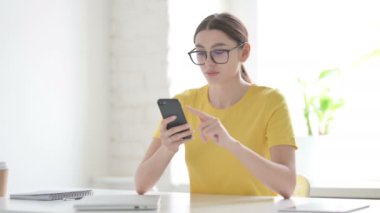 Ofisteki Smartphone 'da İnternet İzleyen Kadın 
