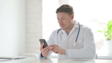 Ofisteki Akıllı Telefon 'da Erkek Doktor Tarama İnterneti 