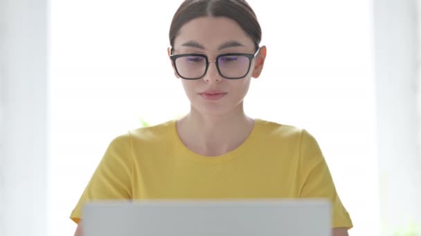 Portrett av en kvinne som arbeider med en bærbar datamaskin – stockvideo