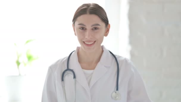 Porträt einer Ärztin, die in die Kamera winkt — Stockvideo