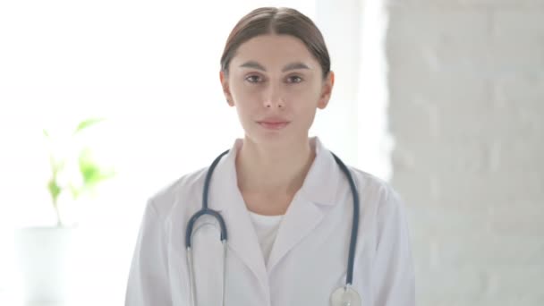 Retrato del médico femenino que no muestra ningún signo por sacudida de cabeza — Vídeos de Stock